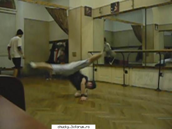 uite si dau sunt ca o tornada in ringul de poze bboy :)