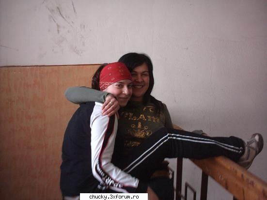 Prietenii mei .cunoscuti sau nu ..tat ei is` - eu si stefana la sc...ne asteptam profu de istorie - Poze